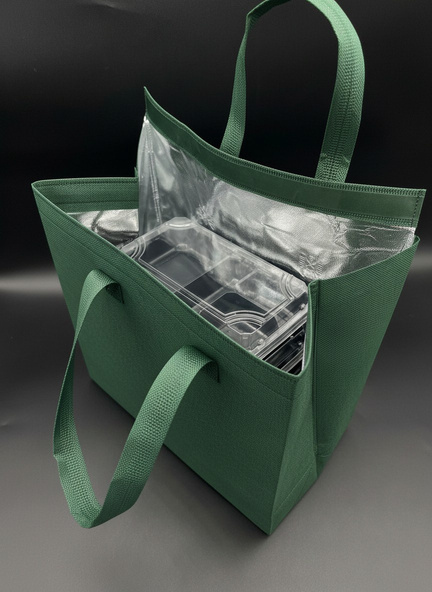 Livreur en scooter avec sac isotherme bébévert pour livraison de repas au Maroc